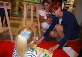 Pokaż zdjęcie: Minister Elżbieta Rafalska ogląda prace Martynki Grucy