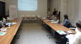 Pokaż zdjęcie: prezentacja pracowników Oddziału Łódzkiego PFRON nt.  Korzyści z zatrudniania osób niepełnosprawnych