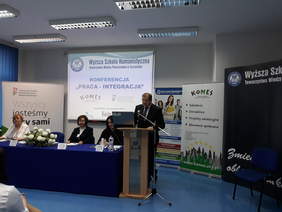 Pokaż zdjęcie: Zastępca Prezesa PFRON Tomasz Maruszewski otwiera konferencję