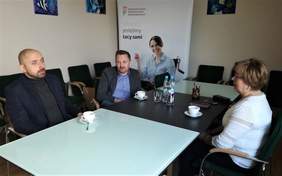 Pokaż zdjęcie: Od lewej: Bartosz Blaschke – reżyser, Marcin Kurek – producent oraz Marta Mordarska - dyrektor Małopolskiego Oddziału PFRON 