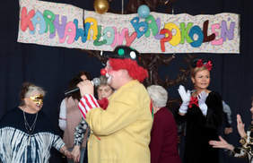 Pokaż zdjęcie: Wodzirejem na tym niezwykłym balu był Clown