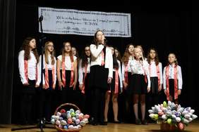 Pokaż zdjęcie: Występ Chóru Violino - Szkoła Podstawowa w Podegrodziu  (fot: Maria Olszowska) 