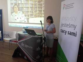 Pokaż zdjęcie: Anna Romanowska przedstawia nowoczesne rozwiązania techniczne dla osób z dysfunkcją wzroku 