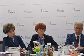 Od lewej. Marlena Maląg, Prezes Zarządu PFRON, Elżbieta Rafalska, Minister Rodziny, Pracy i Polityki Społecznej, Krzysztof Michałkiewicz, Pełnomocnik Rządu ds. Osób Niepełnosprawnych