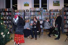 Pokaż zdjęcie: Wernisaż wystawy i przedstawienie podopiecznych Fundacji Sztuki Osób Niepełnosprawnych (fot. FSON )