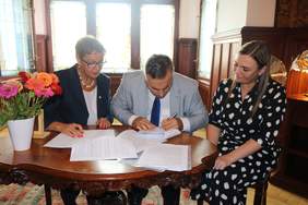 Pokaż zdjęcie: zawarcie umów, Krystyna Danilecka - Wojewódzka - Prezydent Miasta Słupska (z lewej) Dariusz Majorek - Dyrektor Oddziału Pomorskiego PFRON, Anna Gajda – Skarbnik Miasta