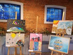 Pokaż zdjęcie: Prace uczestników jubileuszowej edycji konkursu plastycznego PFRON prezentowane na wystawie zorganizowanej we współpracy z Ośrodkiem Kultury Leśnej w Gołuchowie