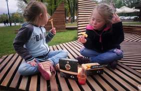 Pokaż zdjęcie: Mali klienci po otwarciu food trucka