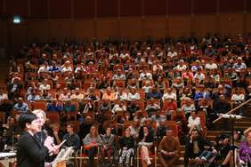 Pokaż zdjęcie: Uroczyste rozpoczecie koncertu. fot. Ryszard Popowski