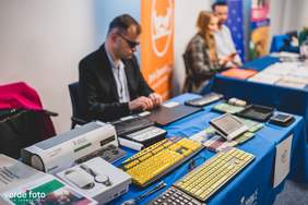 Pokaż zdjęcie: Stoisko ze sprzętem z Ośrodka Wsparcia i Testów