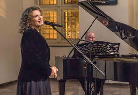 Pokaż zdjęcie: Zwieńczeniem wydarzenia był recital Joanny Trzepiecińskiej, której akompaniował Bogdan Hołownia
