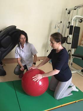 Pokaż zdjęcie: uczestniczka projektu i rehabilitankta podczas zajęć indywidualnych