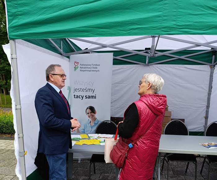 Pokaż zdjęcie: Ekspert  Agnieszka Matałowska, udziela odpowiedzi na  pytania zadawane przez uczestników Senioriady