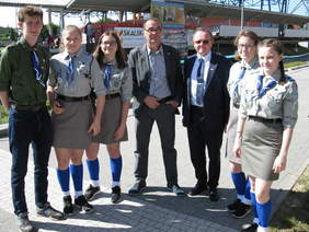 Dyrektor Oddziału Świętokrzyskiego PFRON oraz kierownik WTZ SZANSA z harcerzami - wolontariuszami, którzy pomagali w organizacji zawodów