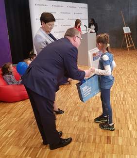 Pokaż zdjęcie: Wicepremier Beata Szydło oraz Marszałek Witold Kozłowski wręcza nagrody laureatom XII Małopolskiego Konkursu dla rodzin zastępczych i adopcyjnych  „Jeśli nie smartfon to co?"