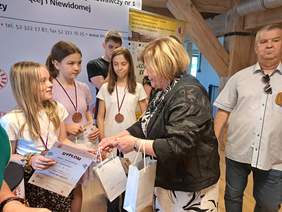 Dyrektor Aleksandra Gierej podczas wręczania nagród uczestnikom konkursu, po prawej stronie stoi Kierownik K-P SOSW Pan Leszek Krawulski