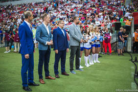 Stoją od lewej: Jan Widera – Podsekretarz Stanu w Biurze Ministerstwa Sportu i Turystyki, Olgierd Cieślik -  Prezes Zarządu Totalizatora Sportowego Sp. z o.o., Tomasz Maruszewski – Zastępca Prezesa Zarządu PFRON ds. finansowych, Janusz Samel – 