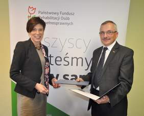 Pokaż zdjęcie: Od lewej: Anna Skupień - dyrektor Oddziału Wielkopolskiego PFRON, Tomasz Adamek - prezes Izby Przemysłowo-Handlowej Południowej Wielkopolski