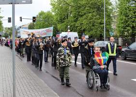 Pokaż zdjęcie: Początek kolumny przemarszu z orkiestrą na czele