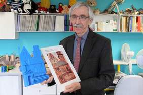 Pokaż zdjęcie: Bogusław Marek na tle pomocy tyflodydaktycznych fot. Justyna Jarosińska