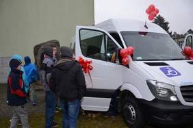 Pokaż zdjęcie: uroczystości przekazania autobusu