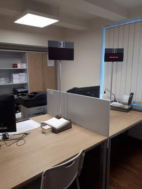 Pokaż zdjęcie: Stanowiska obsługi przystosowane dla osób z niepelnosprawnością