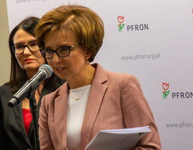 Pokaż zdjęcie: Prezes Maląg podczas wypowiedzi, przed nią mikrofon