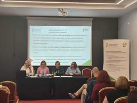 Cztery kobiety siedzące za stołem