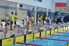 Pokaż zdjęcie: Parapływacy podczas zawodów na basenie