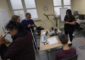 Pokaż zdjęcie: Uczestnicy testują sprzęt specjalistyczny