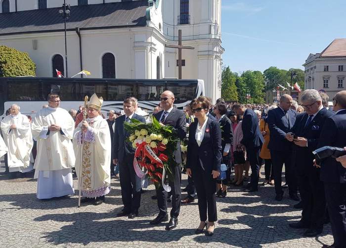 Uroczystość kościelna, wierni na ich czele biskupi
