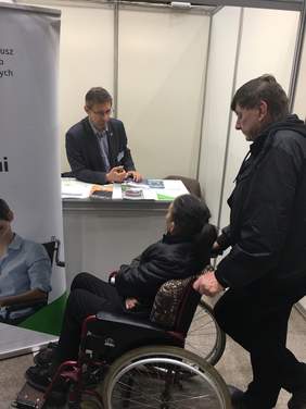 Pokaż zdjęcie: Wśród osób odwiedzających Targi były równiez osoby z niepełnosprawnościami