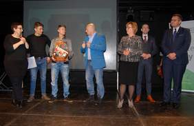 Pokaż zdjęcie: Wręczenie nagrody drużynie UKS Bagry