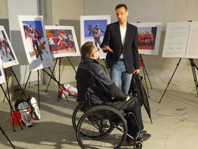 Tomasz Chmurzyński - paraolimpijczyk w lekkoatletyce podczas rozmowy z Krzysztofm Kranzem - Pełnomocnikiem Prezydenta Bydgoszczy ds. Osób Niepełnosprawnych