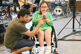 Pokaż zdjęcie: Wokalistka na wózku wraz z instruktorem wokalnym podczas warsztatów