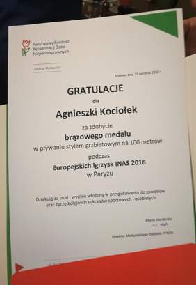 Pokaż zdjęcie: Gratulacje dla Agnieszki Kociołek od dyrektor Marty Mordarskiej
