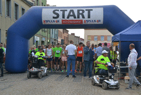 Pokaż zdjęcie: uczestnicy Integracyjnego Biegu Ulicznego na starcie