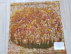 Pokaż zdjęcie: Praca z tkaniny przedstawiająca kwiaty w brązowej kompozycji i tle w formule artystycznej