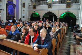 Pokaż zdjęcie: Uczestnicy Przeglądu Twórczości Artystycznej Środowiskowych Domów Samopomocy Województwa Małopolskiego im. Haliny Wędrychowicz „Na zimową nutę”.