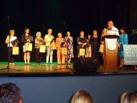 Mariusz Mituś składa gratulacje pracownikom placówek OREW i WTZ