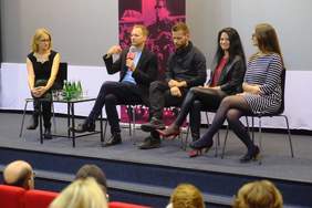 Pokaż zdjęcie: Na koniec zorganizowano spotkanie z twórcami filmu - reżyserem i autorem scenariusza, operatorem zdjęciowym, autorką reportażu o Panu Andrzeju oraz neurologopedą, prywatnie przyjaciółką bohatera