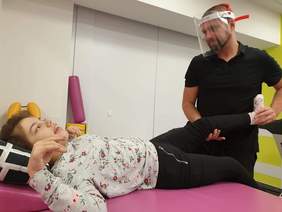 Pokaż zdjęcie: na zdjęciu: uczestnik projektu i prowadzenie zajęć rehabilitacyjnych