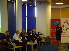 Pokaż zdjęcie: Dyrektor Kujawsko-Pomorskiego Oddziału PFRON Aleksandra Gierej  kończy Konferencję podziękowaniami dla uczestników i prelegentów