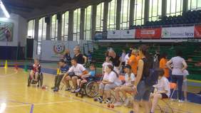 Pokaż zdjęcie: Drużyny w trakcie rywalizacji sportowej