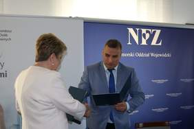 Pokaż zdjęcie: Dyrektor Pomorskiego Oddziału Wojewódzkiego NFZ Elżbieta Rucińska – Kulesz oraz Dyrektor Oddziału Pomorskiego PFRON Dariusz Majorek.