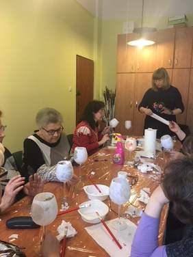 Uczestniczki wykonują świeczniki na bazie szkła