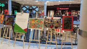 Pokaż zdjęcie: Wystawa „Gdy w sercu kwitnie muzyka” w Centrum Handlowym Avenida w Poznaniu, przy Dworcu Głównym PKP