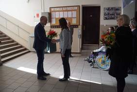 Pokaż zdjęcie: Oddanie do użytku platformy przyschodowej dofinansowanej ze środków PFRON dla Szkoły Podstawowej nr 1 w Wieleniu