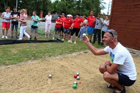 Pokaż zdjęcie: Rywalizacja uczestników podczas turnieju „Zagraj w dwie kule: bowling i bule” 