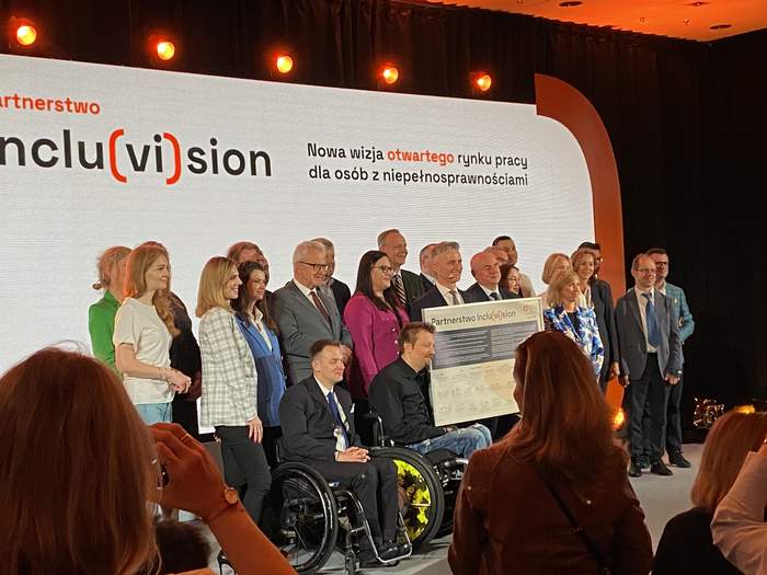 Na scenie prelegenci Kongresu w tym dwie osoby na wózkach.